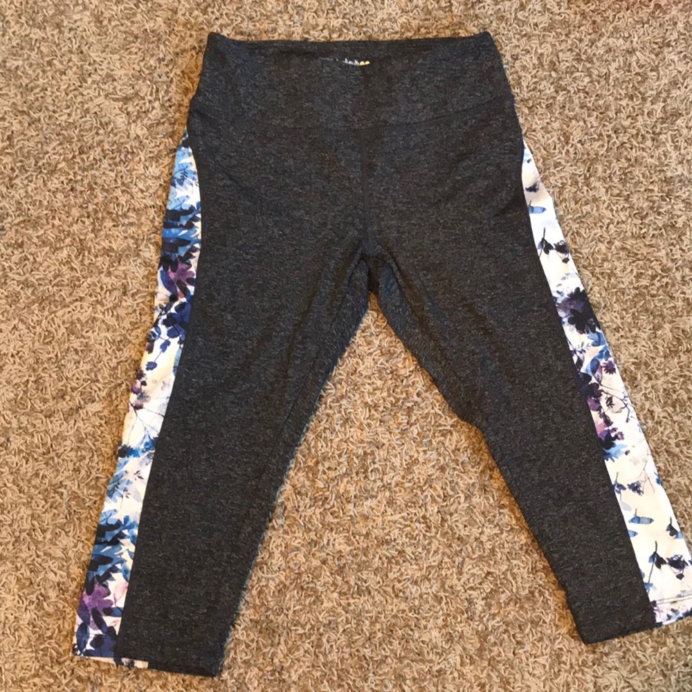 LulaRoe workout Capri leggings.